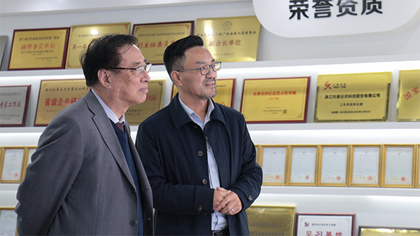 中國農(nóng)業(yè)科學(xué)院原院長、中國農(nóng)業(yè)國際合作促進(jìn)會名譽會長翟虎渠蒞臨托普云農(nóng)考察指導(dǎo)